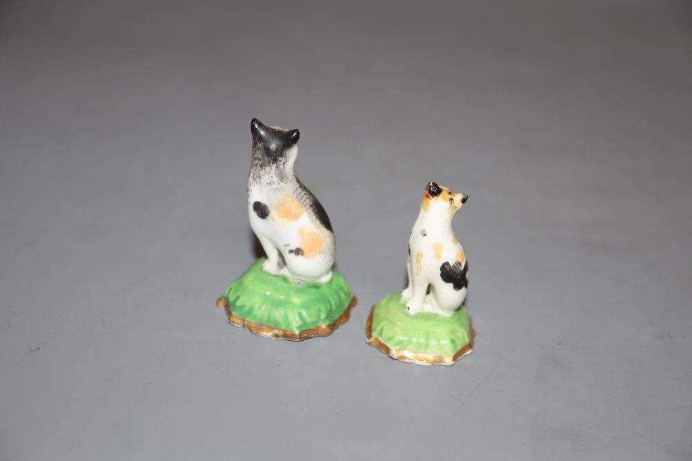 Two Staffordshire porcelain toy figures of seated cats, c.1835-50, H. 3.9 and 4.5cm